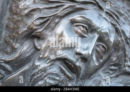 Bas-relief de Jésus couronné d'épines. Face de soulagement élevée de Jésus-Christ avec couronne d'épines. Banque D'Images