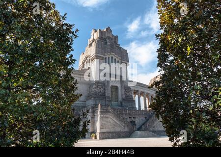 Le cimetière monumental de Bergame est le principal cimetière de la ville de Bergame. Il a été conçu par Ernesto Pirovano et Ernesto Bazzaro et construit entre autres Banque D'Images