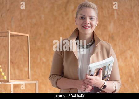 L'Architecture des femmes au travail de l'enseignant. Femme professeur expliquer les projets architecturaux pour les étudiants. Belle architecture d'université le professeur s Banque D'Images