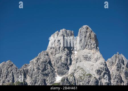 Blick vom Fuß des Rötelstein oberhalb von Filzmoos zur Kleinen und Großen Bischofsmütze (2458 m), Gosaukamm, DachsteinMasv, Land Salzburg, Österreich Banque D'Images