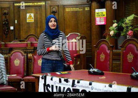 Londres, Royaume-Uni. 6 mars 2020. Le Président Nahella Ashraf, militante Antiraciste De Longue Date et militante des droits des femmes de Manchester, de la veille au racisme, accueille les hôtes Contestant l'environnement hostile et le racisme. La démocratie romantera sa propre loi avec Jeremy Corbyn qui étiquetera le Brexit un emploi volant européen, un violoniste migrant, des terroristes musulmans, une alimentation musulmane, africaine/noire est criminel ou un violoniste, Chinois le #coronavirus et laisser les réfugiés se noyer à Islington Town Hall le 6 mars 2020, Londres, Royaume-Uni. Crédit: Capital Photo/Alay Live News Banque D'Images