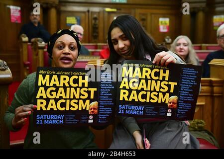 Londres, Royaume-Uni. 6 mars 2020. Se tenir debout Contre le racisme accueille Les hôtes Qui Contestent l'environnement hostile et le racisme. La démocratie romantera sa propre loi avec Jeremy Corbyn qui étiquetera le Brexit un emploi volant européen, un violoniste migrant, des terroristes musulmans, un homme musulman, un africain/noir est criminel ou un violoniste, Chinois le #coronavirus et laisser les réfugiés se noyer à Islington Town Hall le 6 mars 2020, Londres, Royaume-Uni. Crédit: Capital Photo/Alay Live News Banque D'Images