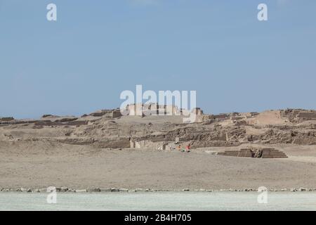 Site spectaculaire dans le désert du Pérou, avec de grandes pyramides, des logements et des temples construits par différentes cultures. Banque D'Images