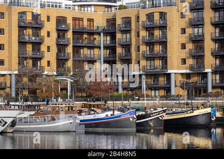 Bateaux Dans Thames Harbour, St. Katharine Docks Drawbridge & Locks, Londres, Royaume-Uni, Banque D'Images