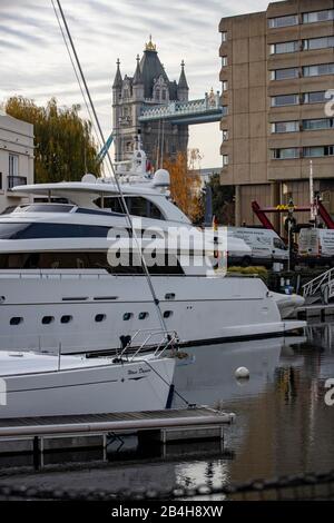 Bateaux Dans Thames Harbour, St. Katharine Docks Drawbridge & Locks, Londres, Royaume-Uni, Banque D'Images