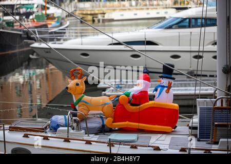 Bateaux à Thames Harbour, St. Katharine Docks Drawbridge & Locks, Londres, décoration de Noël sur un voilier, Royaume-Uni, Banque D'Images