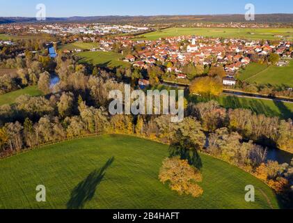 Loisach et Gelting près de Geretsried, Wolfratshausen au dos, Tölzer Land, drone enregistrement, Alpenvorland, Haute-Bavière, Bavière, Allemagne Banque D'Images