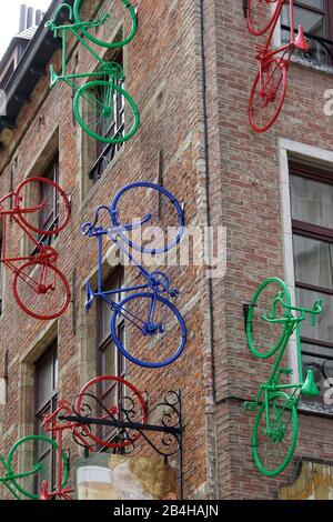 Europe, Belgique, Bruxelles, œuvres d'art, façades d'art, bicyclettes colorées pulvérisées montées sur une façade de maison en briques Banque D'Images