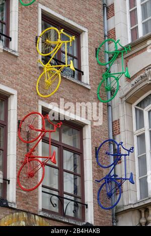 Europe, Belgique, Bruxelles, œuvres d'art, façades d'art, bicyclettes colorées pulvérisées montées sur une façade de maison en briques Banque D'Images