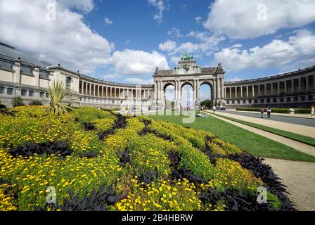 Europe, Belgique, Bruxelles, Parc du Cinquantenaire, parc du jubilé, arche triomphale, pré, jeunes Banque D'Images