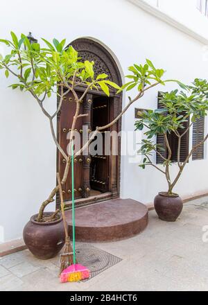 Destination Tanzanie, Ile de Zanzibar: Impressions de Stone Town, le plus ancien quartier de Zanzibar City, la capitale de l'Etat tanzanien de Zanzibar. Porte d'entrée dans le quartier noble de la ville. Banque D'Images