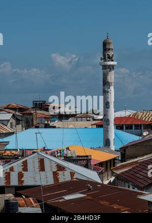 Destination Tanzanie, Île Zanzibar: Impressions De Stone Town. Vue d'un bar sur le toit à une mosquée. Banque D'Images