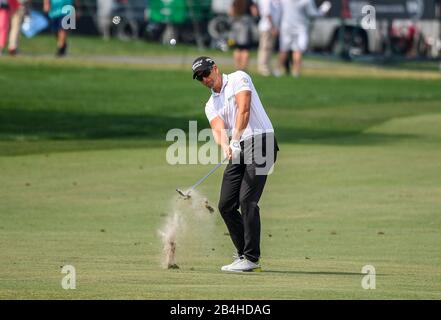 Orlando, FL, États-Unis. 6 mars 2020. Henrik Stenson de Suède chips jusqu'au 6ème vert pendant l'action de deuxième tour de golf de l'invitation Arnold Palmer présentée par Mastercard tenue à Arnold Palmer's Bay Hill Club & Lodge à Orlando, Fl. Romeo T Guzman/CSM/Alay Live News Banque D'Images