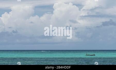 Zanzibar, Tanzanie: Plage de rêve sur la côte est de cette île africaine dans l'océan Indien. Bateau de pêche sur la mer bleu turquoise. Banque D'Images