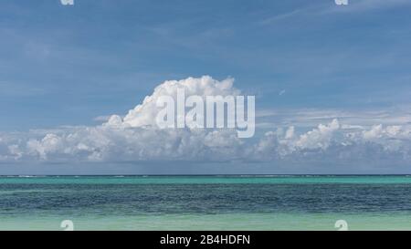 Zanzibar, Tanzanie: Plage de rêve sur la côte est de cette île africaine dans l'océan Indien. Bleu turquoise mer, ciel avec quelques nuages inoffensifs: Pure humeur de vacances. Banque D'Images