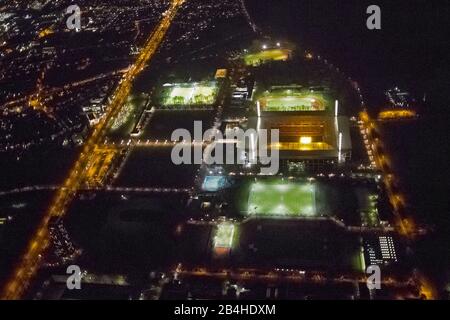 Vue de nuit sur le stade RheinEnergieStadium dans le quartier de Muengersdorf de 1. FC Koeln, 26.03.2013, vue aérienne, Allemagne, Rhénanie-du-Nord-Westphalie, Cologne Banque D'Images