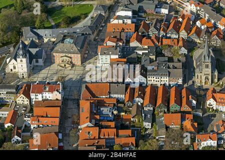 , centre ville de Detmold avec église Erloeserkirche et mairie de Marktplatz, Martin-Luther-Kirche, 22.04.2013, vue aérienne, Allemagne, Rhénanie-du-Nord-Westphalie, Detmold Banque D'Images