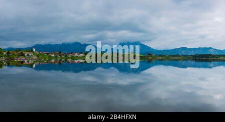 Hopfensee, derrière les Alpes de Hopfen am See et Ammergau, près de Füssen, Ostallgäu, Allgäu, Bavière, Allemagne, Europe Banque D'Images