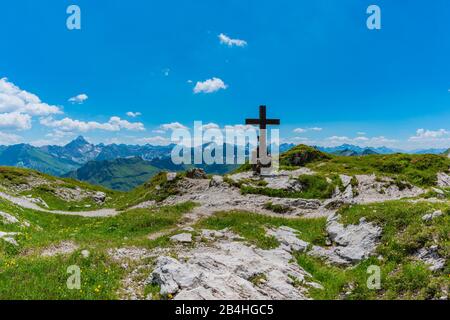 Bergkreuz, Coblat am Laufbichelsee, derrière Hochvogel, 2592 m, Alpes d'Allgäu, Allgäu, Bavière, Allemagne, Europe Banque D'Images