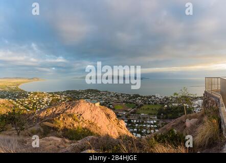 Vue panoramique sur le lever du soleil du Cap Palleranda et de Magnetic Island au sommet de Castle Hill à Townsville, dans le nord du Queensland. Banque D'Images