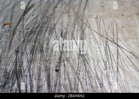 Les traces de pneus de bicyclettes sur l'asphalte d'un trottoir via close-up et Vue de dessus. Banque D'Images