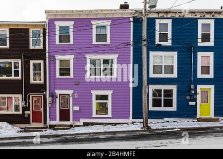 Certaines des maisons historiques de rang de Jellybean Row à St. John's, Terre-Neuve, Canada [aucun permis de propriété; disponible pour licence éditoriale seulement] Banque D'Images