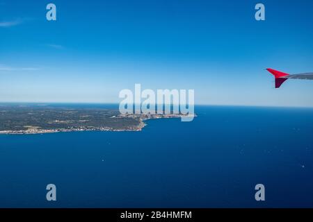 Blick aus dem Fenster eines Flugzeugs auf die Insel Mallorca nach dem abheben Banque D'Images