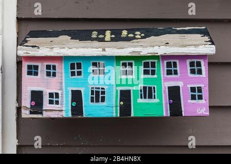 Boîte aux lettres avec thème des maisons historiques de la rangée de Jellybean Row à St. John's, Terre-Neuve, Canada [pas de décharge de propriété; disponible pour licence éditoriale Banque D'Images