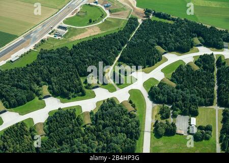 Vue aérienne de l'aérodrome, du hangar, du bunker dans la forêt Banque D'Images