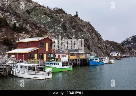 Bâtiments et bateaux de pêche le long de la falaise dans le village de pêcheurs coloré de Quidi Vidi, St. John's (Terre-Neuve), Canada [pas de rejets de biens; ava Banque D'Images