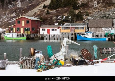 Bâtiments et bateaux de pêche le long de la falaise dans le village de pêcheurs coloré de Quidi Vidi, St. John's (Terre-Neuve), Canada [pas de rejets de biens; ava Banque D'Images