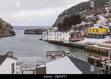 Bâtiments et bateaux de pêche le long de la falaise dans le village de pêcheurs coloré de Quidi Vidi, St. John's (Terre-Neuve), Canada [pas de rejets de biens; ava Banque D'Images