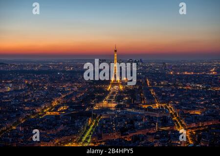 Der leuchtende Eiffelturm bei Abenddämmerung vom Hochhaus Tour de Montparnasse aus gesenen, Paris, Frankreich, Europa Banque D'Images