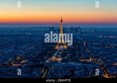 Der leuchtende Eiffelturm bei Abenddämmerung vom Hochhaus Tour de Montparnasse aus gesenen, Paris, Frankreich, Europa Banque D'Images