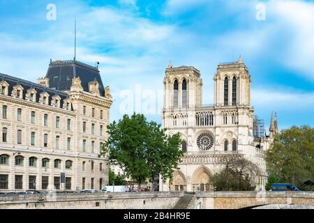 Die beiden Türme der Kathedrale notre Dame de Paris nach der Brandkatavastvace vom 15. Und 16. Avril 2019 Banque D'Images