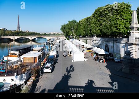 Vue du pont Alexandre III sur les étals du marché qui se tiennent sur les rives de la Seine, Paris, France, Europe Banque D'Images