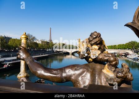 Rückseite der Statue la Nymphe de la Seine avec les armoiries de la Paris von Georges Récipone auf der Pont Alexandre III Brücke mit Blick auf den Eiffeltu Banque D'Images