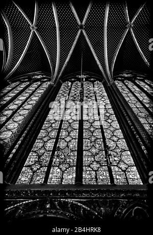 DAS Deckengewölbe und die Fensterlanzetten der oberen Kapelle der Sainte Chapelle Paris, Frankreich, Europa Banque D'Images