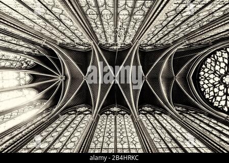 DAS Deckengewölbe, die Fensterlanzetten und die Fensterrose in der oberen Kapelle der Sainte Chapelle, Paris, Frankreich, Europa Banque D'Images