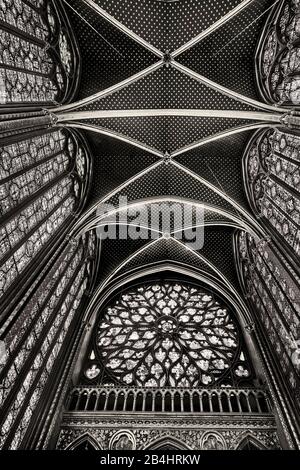 DAS Deckengewölbe, die Fensterlanzetten und die Fensterrose in der oberen Kapelle der Sainte Chapelle Paris, Frankreich, Europa Banque D'Images