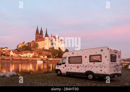 Allemagne, Saxe, Meissen, camping-car garé avec des caravanes sur les rives de l'Elbe, en arrière-plan se trouvent la cathédrale de Meissen et l'Albrechtsburg gothique tardif, construit au XVe siècle, est considéré comme le plus ancien château d'Allemagne. Banque D'Images