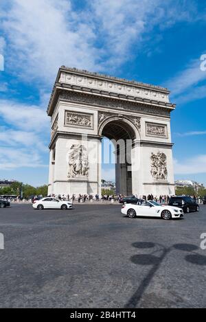 Des voitures se conduisent sur La Place Charles de Gaulle sur l'Arc de Triomphe, Paris, France, Europe Banque D'Images