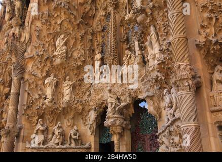Sculptures sur la façade nord de la cathédrale de la Sagrada Familia par Antoni Gaudi à Barcelone, Catalogne, Espagne Banque D'Images