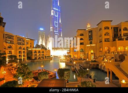 Burj Khalifa 828 m et Souk Al Bahar au lac Burj avec la fontaine de Dubaï la nuit dans le centre-ville, Dubaï, le golfe Persique, Émirats arabes Unis Banque D'Images