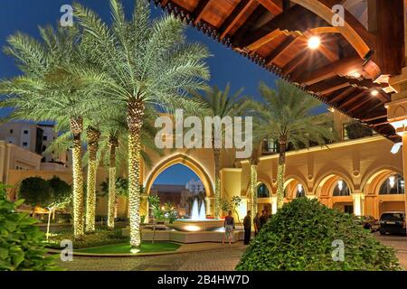 Vous pouvez vous rendre à l'hôtel The Palace Downtown avec des palmiers et des fontaines la nuit dans le centre-ville, Dubaï, le golfe Persique et les Émirats arabes Unis Banque D'Images