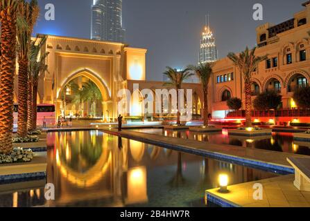 Bassin aquatique et porte d'entrée de l'hôtel Palace Downtown la nuit dans le centre-ville, Dubaï, le golfe Persique, Emirats arabes Unis Banque D'Images