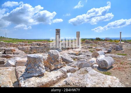 Les capitales du pilier Corinthien dans le site archéologique antique Kourion à Limassol, côte méditerranéenne, Chypre Banque D'Images