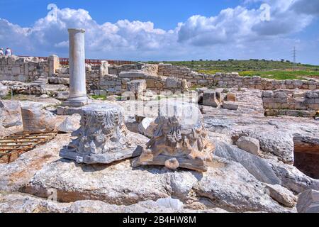 Les capitales du pilier Corinthien dans le site archéologique antique Kourion à Limassol, côte méditerranéenne, Chypre Banque D'Images