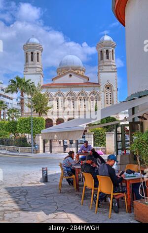 Cathédrale d'Ayia Napa avec café-terrasse dans la vieille ville de Limassol, la baie d'Akrotiri, la mer Méditerranée, Chypre Banque D'Images