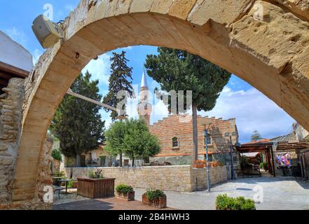 Mosquée de Kebir avec minaret dans la vieille ville de Limassol, baie d'Akrotiri, mer Méditerranée, Chypre Banque D'Images